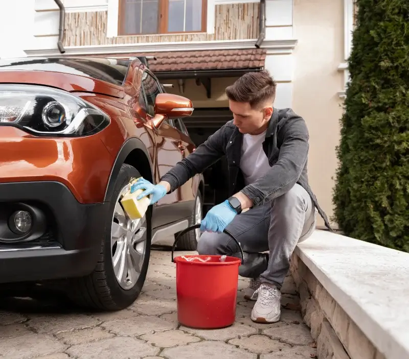 Lavage auto à domicile Saint-Hilaire-le-Château : professionnel intervenant sur un véhicule